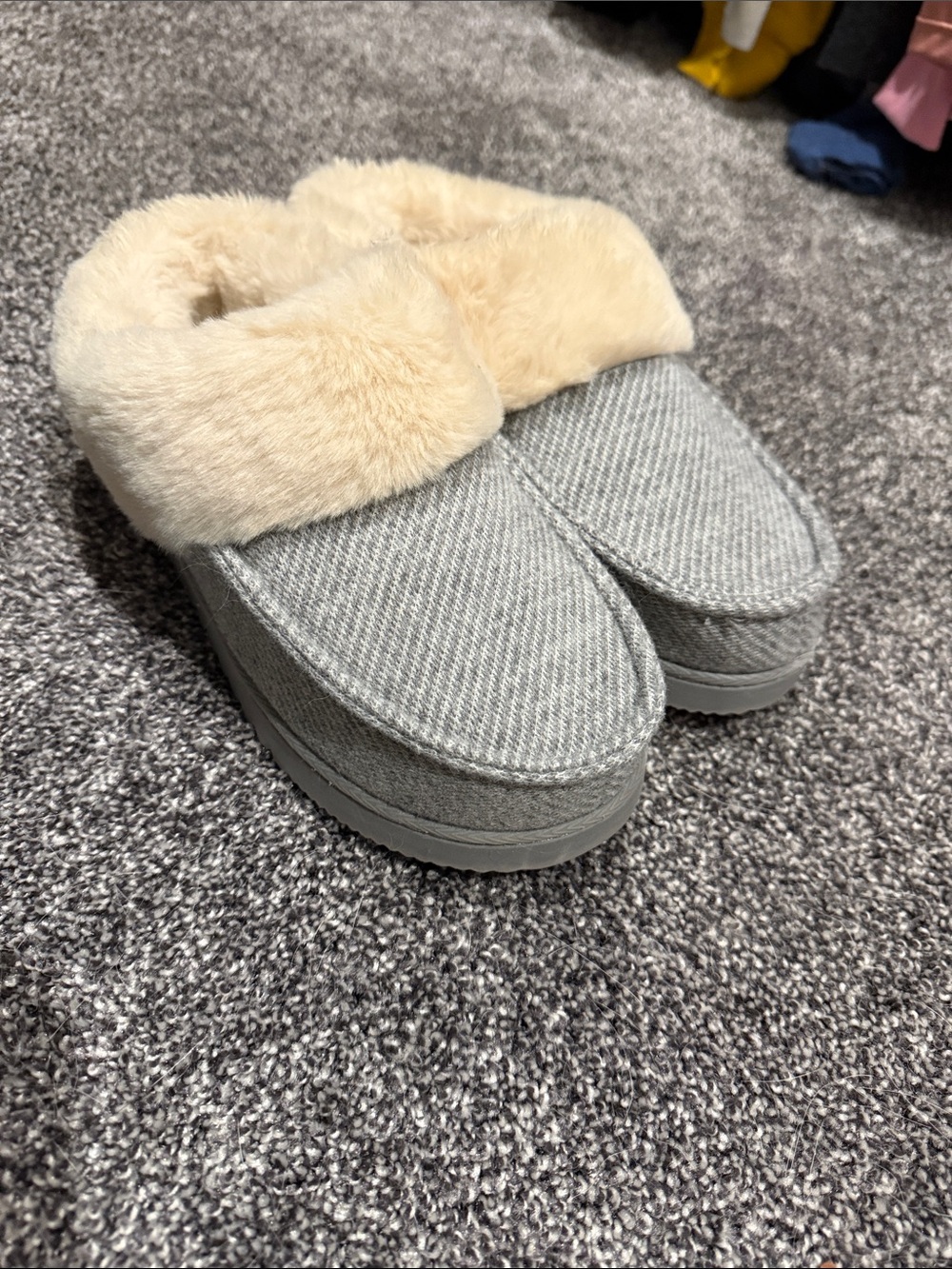 dearfoams Gray Slip-On Slippers with Cream Faux Fur Cuff